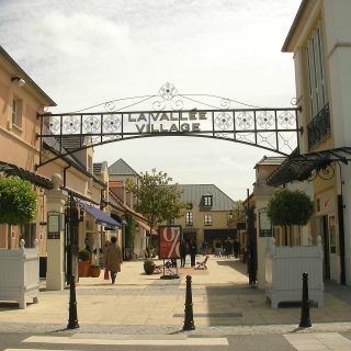 DISCOVER DAY AT GIVERNY :
MONET FUNDATION AND SHOPPING
AT MCARTHURGLEN CENTRE
with transportation from Paris